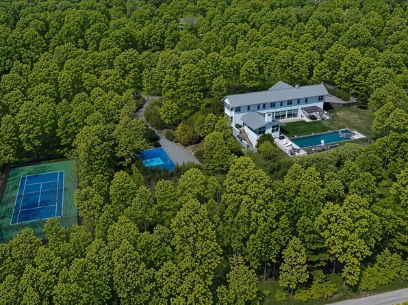 https://photos.zillowstatic.com/fp/82a5393e3d3ae90b8aa868808822311a-p_e.webp