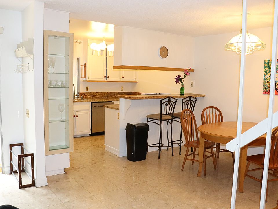 Living room: view to the kitchen