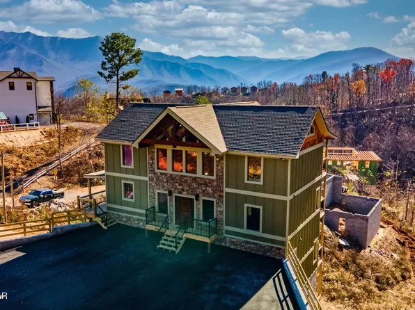 918 Elm Rd, Gatlinburg, TN 37738