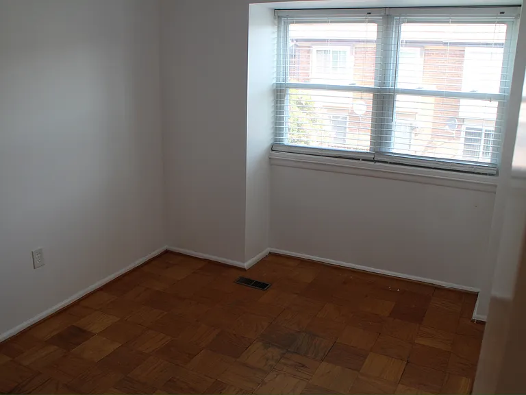 2324 Sun Valley Cir #J — Photo 17