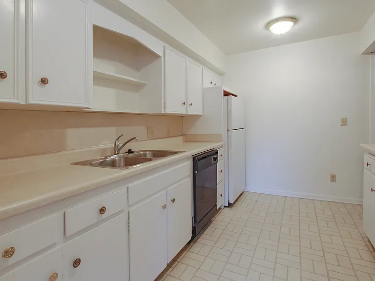 Heritage Apartments — Photo 10