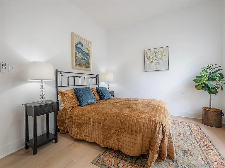 408 E Amelia Ave — Photo 14