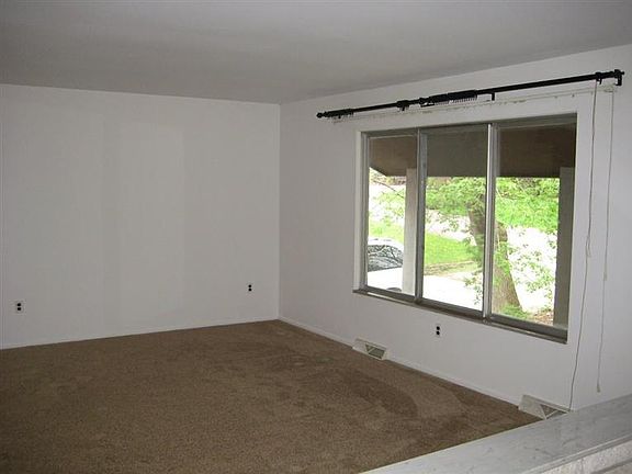 5th image of 2650 Powell Ave