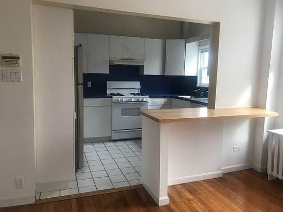 2nd image of 915 Hall St APT 2