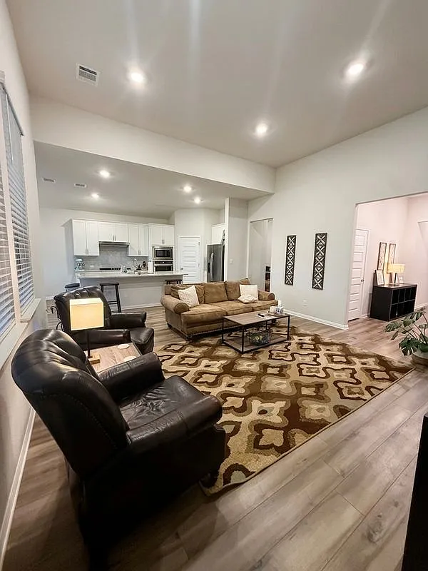 4 bed, 2.5 bath, 2111 sqft, $3,000 — Photo 4