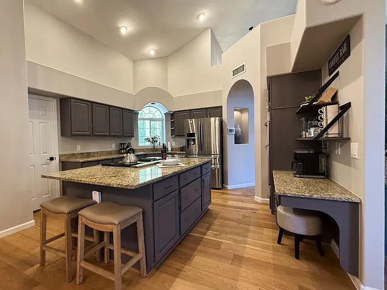 242 W Rosser St — Photo 19