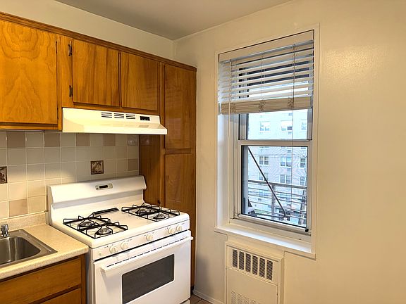 5th image of 370 Westchester Ave APT 4R