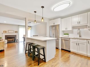 17 Castle Ridge Dr #9, East Hanover, NJ 07936