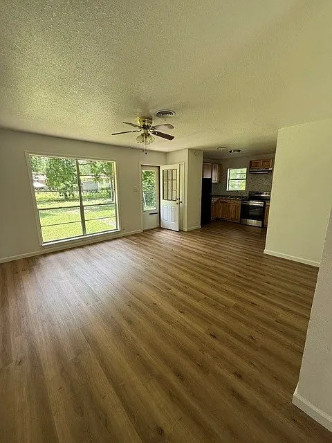 3 bed, 1256 sqft, $1,245 — Photo 2