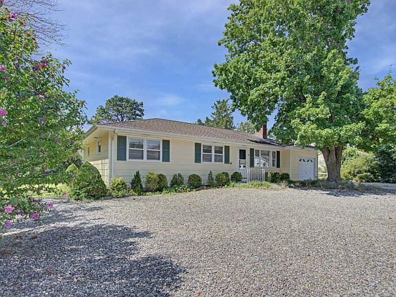 4th image of 20 Pine Brook Dr