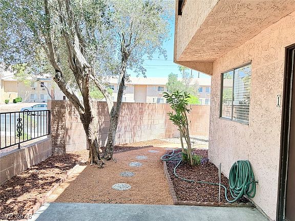 4th image of 1757 E Rochelle Ave APT 1