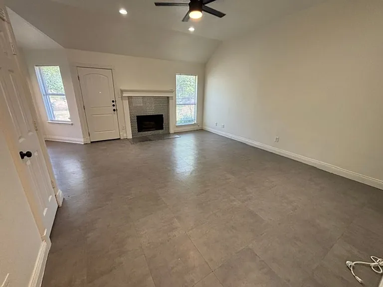 517 Meadowcrest Dr — Photo 3