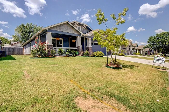 4 bed, 2.5 bath, 1818 sqft, $2,400 — Photo 2
