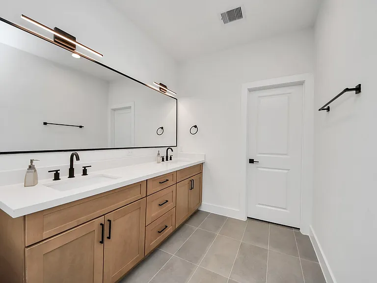505 Middle St — Photo 28