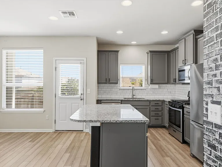 6400 Mary Lewis Dr — Photo 9