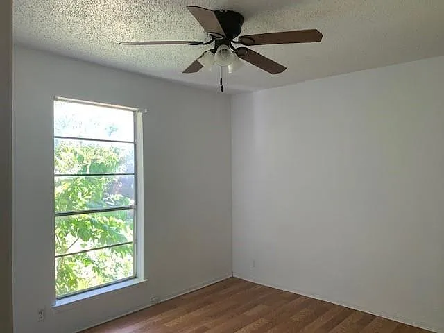 2 bed, 1.5 bath, 1002 sqft, $1,150 — Photo 3