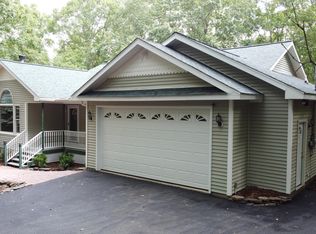 1379 Dewberry Dr, Hawley, PA 18428