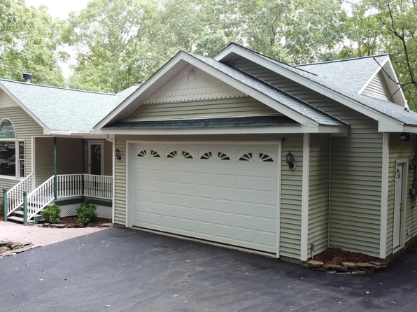 1379 Dewberry Dr, Hawley, PA 18428