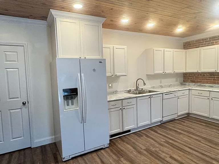 33 W Oak St #A — Photo 6