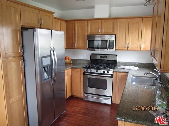 5th image of 827 Bay St Unit 8