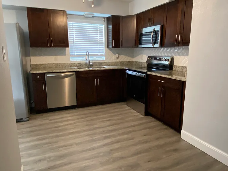 2931 W Palmetto St — Photo 2