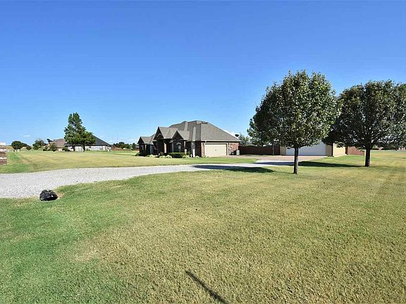 5th image of 439 NE Sunset Dr