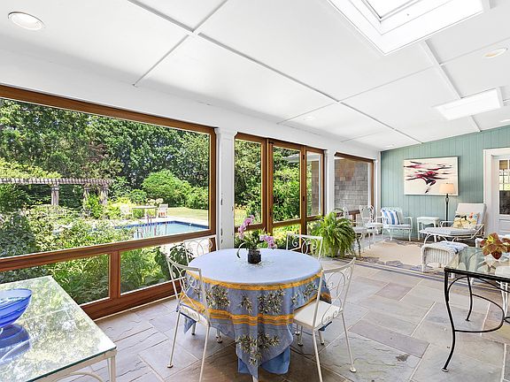 5th image of 58 Quogue St