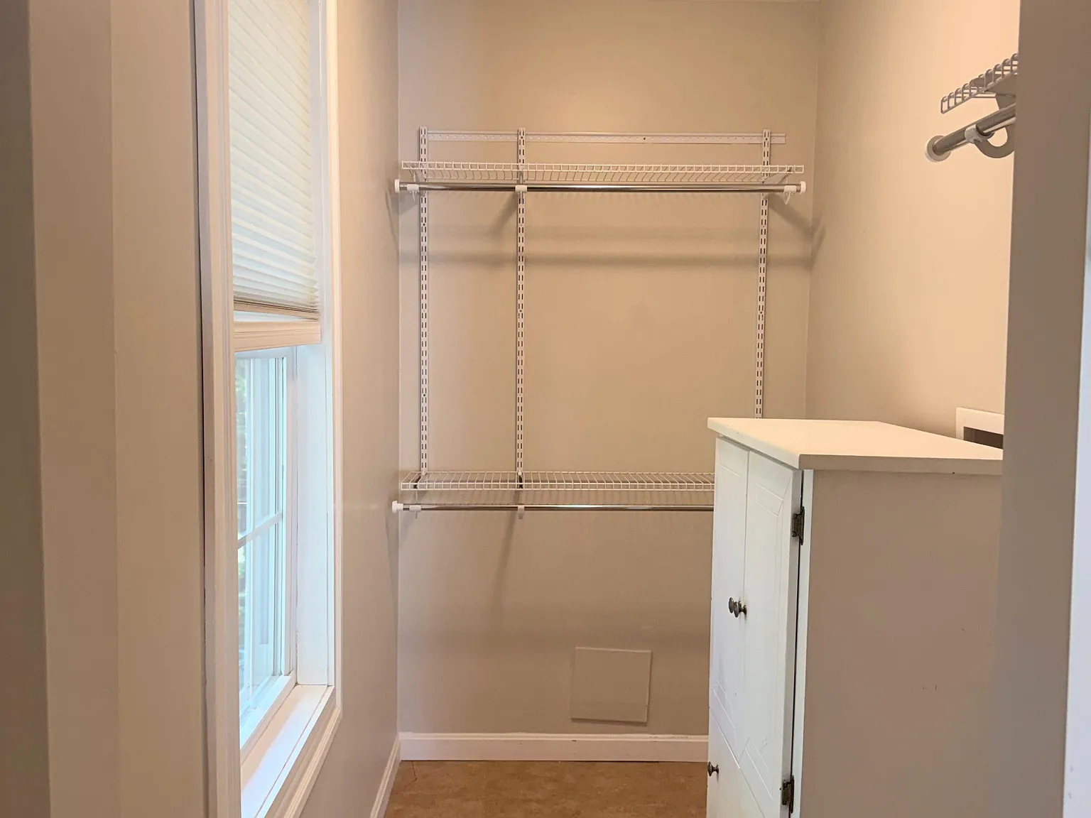 4 bed, 3.0 bath, 2200 sqft, $1,364 — Photo 2