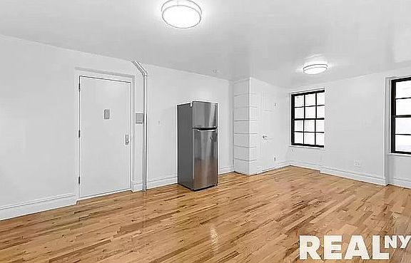 4th image of 222 W 10th St APT 1B