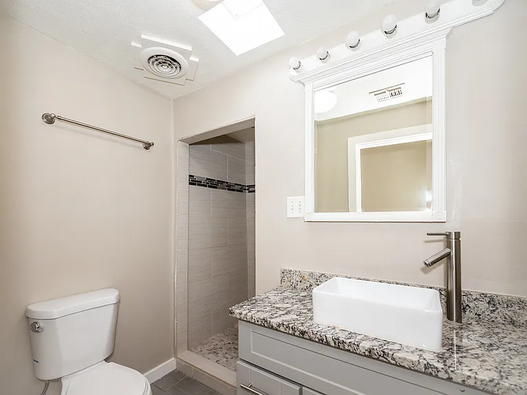 810 E Linden St — Photo 7