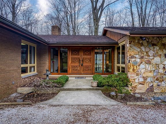 2nd image of 661 Hawthorne Dr