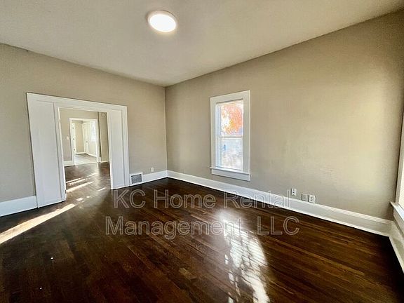 4th image of 2947 York St Room 1