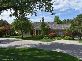 3930 Maple Hill St W, West Bloomfield, MI 48323