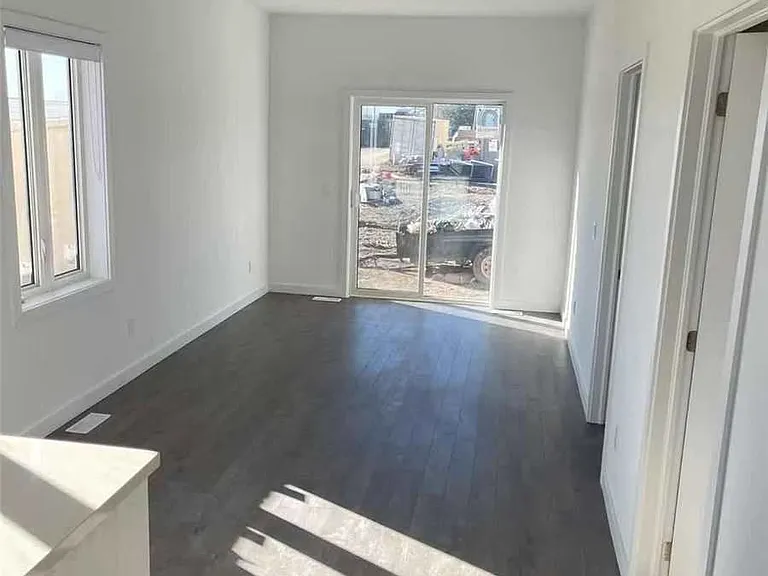 414 Alberta St — Photo 4