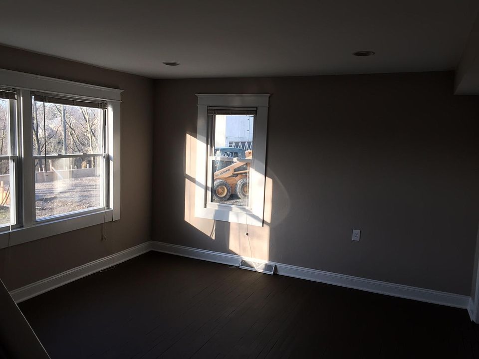 1st image of 119 E Main St #119