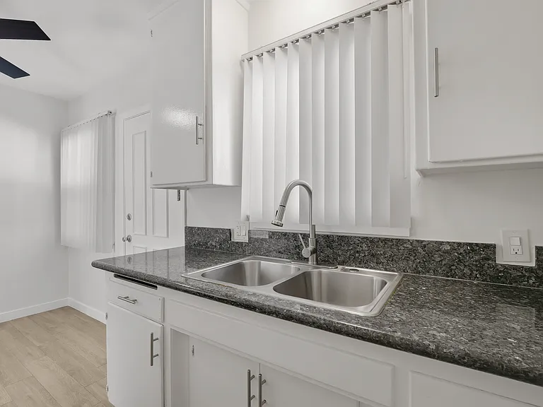 611 Myrtle Avenue Apartments — Photo 15