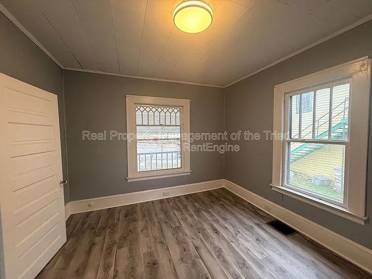1514 E 1st St — Photo 11