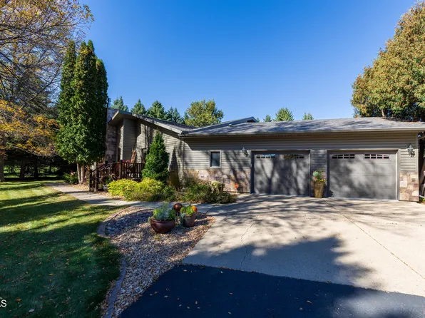 10744 Chokecherry Dr, Bismarck, ND 58503