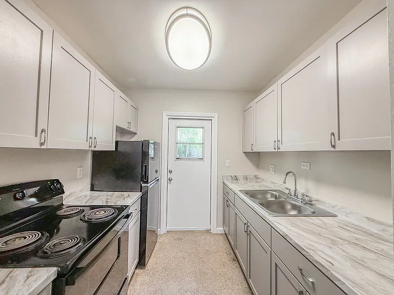 1210 SW 26th St #4 — Photo 4
