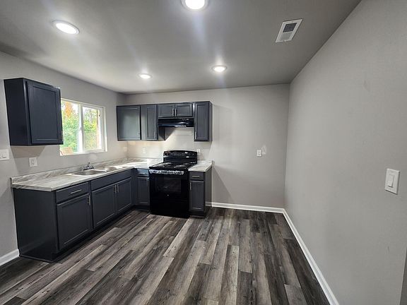 4th image of 3902 N Grand Ave APT 4