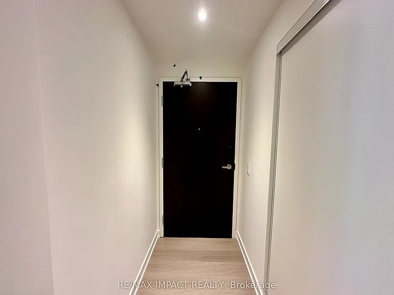 448 Burnhamthorpe Rd W — Photo 5