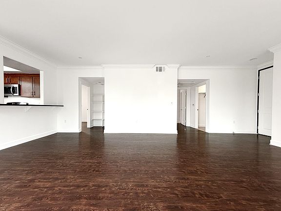 2nd image of 4112 Whitsett Ave Unit 202