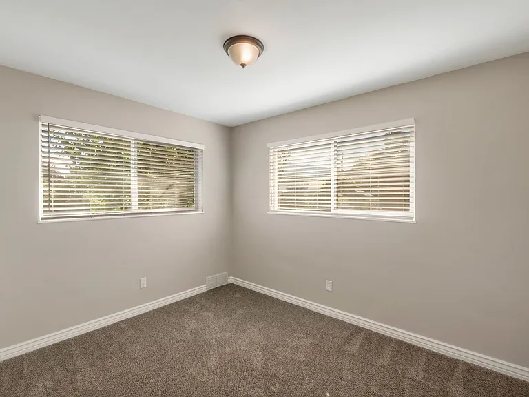 403 E Saunders St — Photo 17