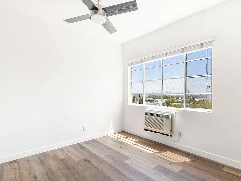 8440 Fountain Ave — Photo 11