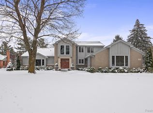 4926 Oak River Dr, Troy, MI 48098