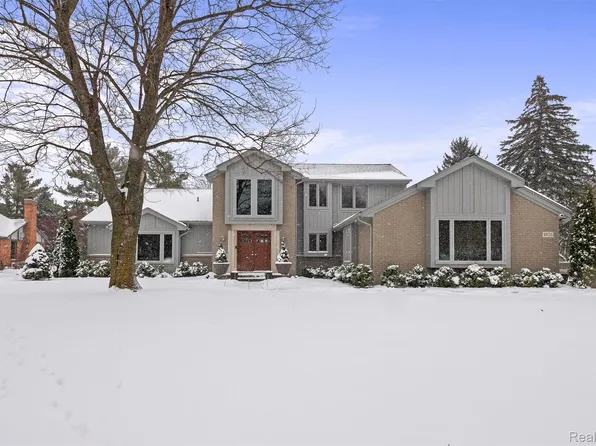 4926 Oak River Dr, Troy, MI 48098