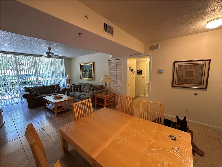 619 E Sheridan St #105 — Photo 5