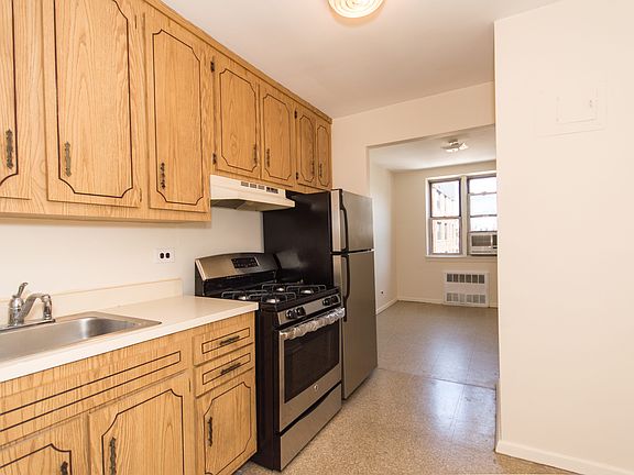 3rd image of 3512 Oxford Ave APT 5A