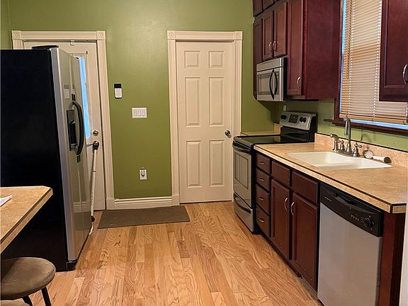 4th image of 115 Lyon Ave