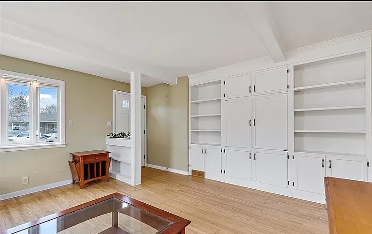 4211 Meadowwood Dr — Photo 2